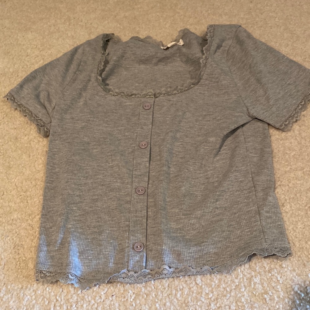 grey top